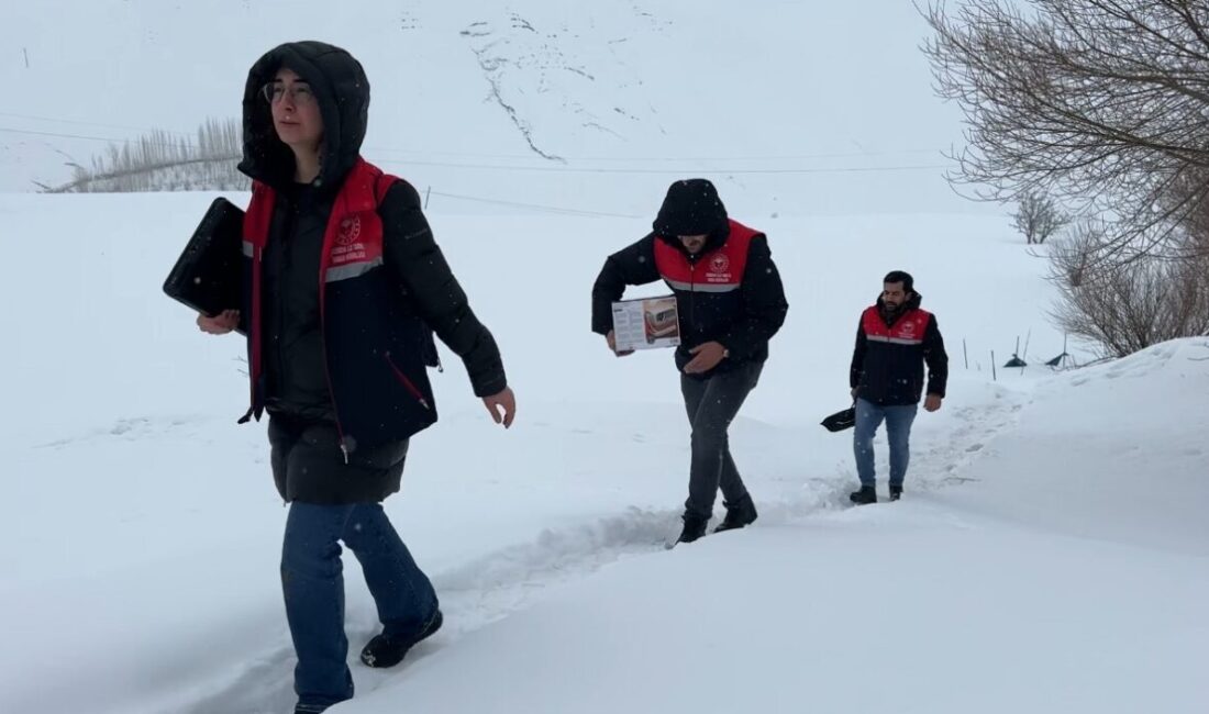 Hakkari’nin Yüksekova ilçesinde teorik bilgiyi doğayla harmanlayan öğrenciler, dondurucu soğukta