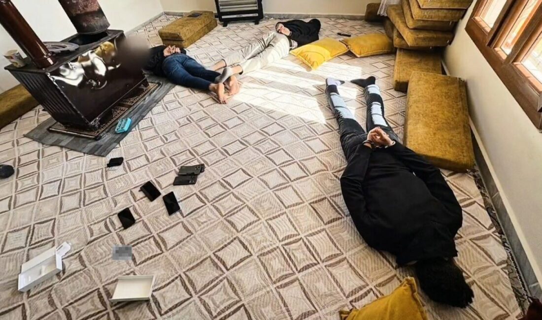 Şanlıurfa’nın Harran ilçesinde telefonla nitelikli dolandırıcılık suçuna yönelik düzenlenen operasyonda