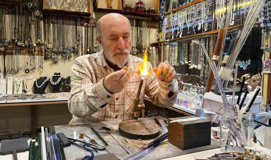 Antalya’nın Alanya ilçesinde yaşayan 62 yaşındaki cam üfleme ustası Hamit