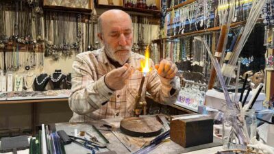 Antalya’nın Alanya ilçesinde yaşayan 62 yaşındaki cam üfleme ustası Hamit