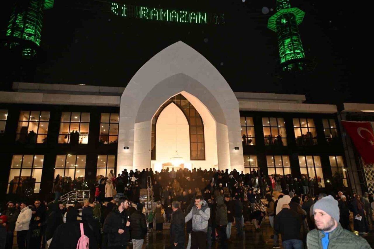Kocaeli’nin Kartepe ilçesinde yapımı tamamlanan Kartepe Kent Meydanı Cami, Ramazan
