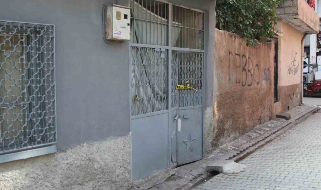 Adana’da bir kişi 3 çocuk annesi eşini defalarca bıçaklayarak öldürdü.