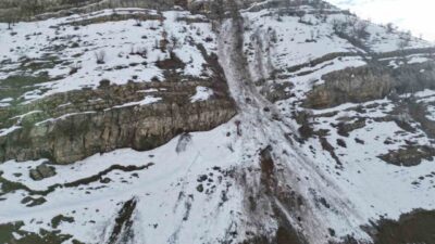 Şırnak’ta dün akşam saatlerinde köye düşen dev kayalar 30 keçiyi