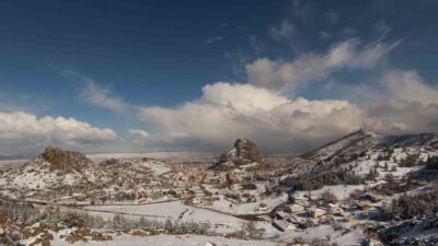 Afyonkarahisar’ın simgesi Karahisar Kalesi’nin ‘4 Mevsim’ temalı hazırlanan görüntüsü görenleri