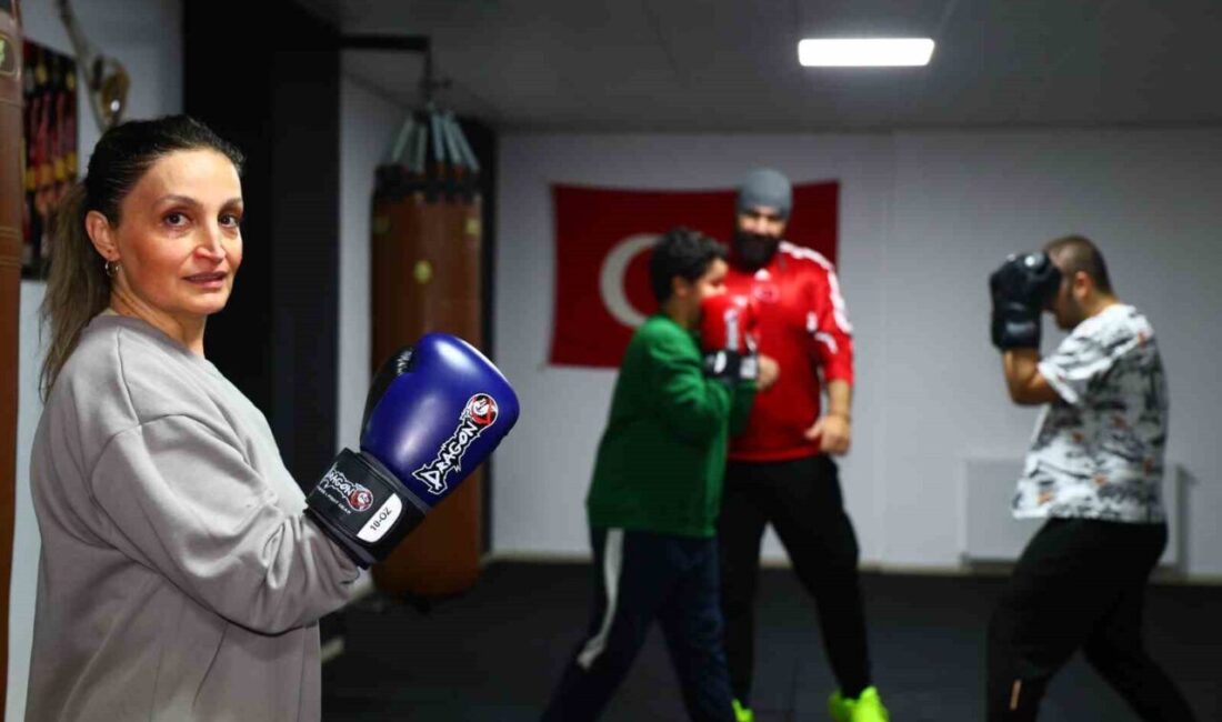 Elazığ’da görev yapan 47 yaşındaki hemşire Aslı Karakaş çocuklarıyla birlikte