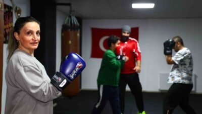 Elazığ’da görev yapan 47 yaşındaki hemşire Aslı Karakaş çocuklarıyla birlikte