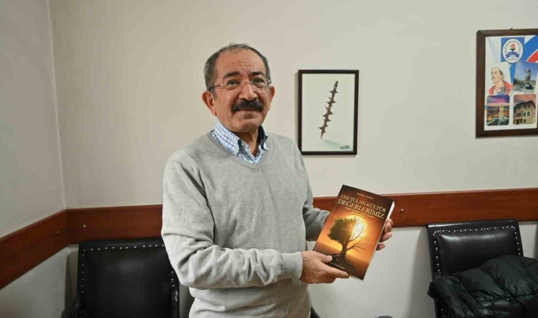 Türk Dili ve Edebiyatı öğretmeni Özcan Türkmen, yarım asırlık saha