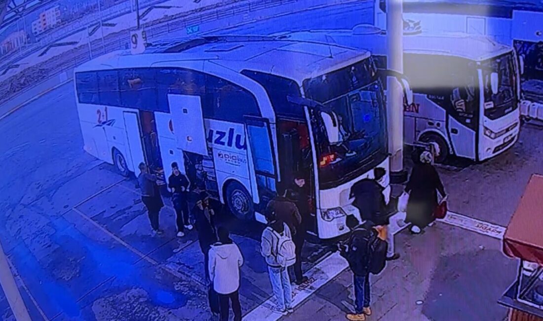 Antalya’da yolcu otobüsünün kontrolden çıkarak devrilmesi sonucu meydana gelen trafik