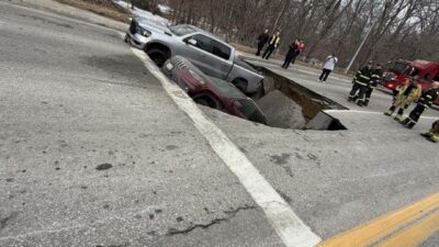 ABD’nin Nebraska eyaletinde kırmızı ışıkta bekleyen iki araç, yolun aniden