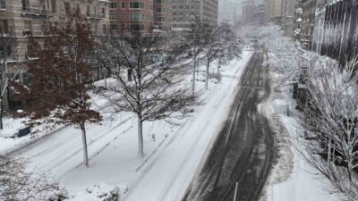 ABD’nin kuzeydoğusunu vuran kar fırtınası hayatı durma noktasına getirirken, 10