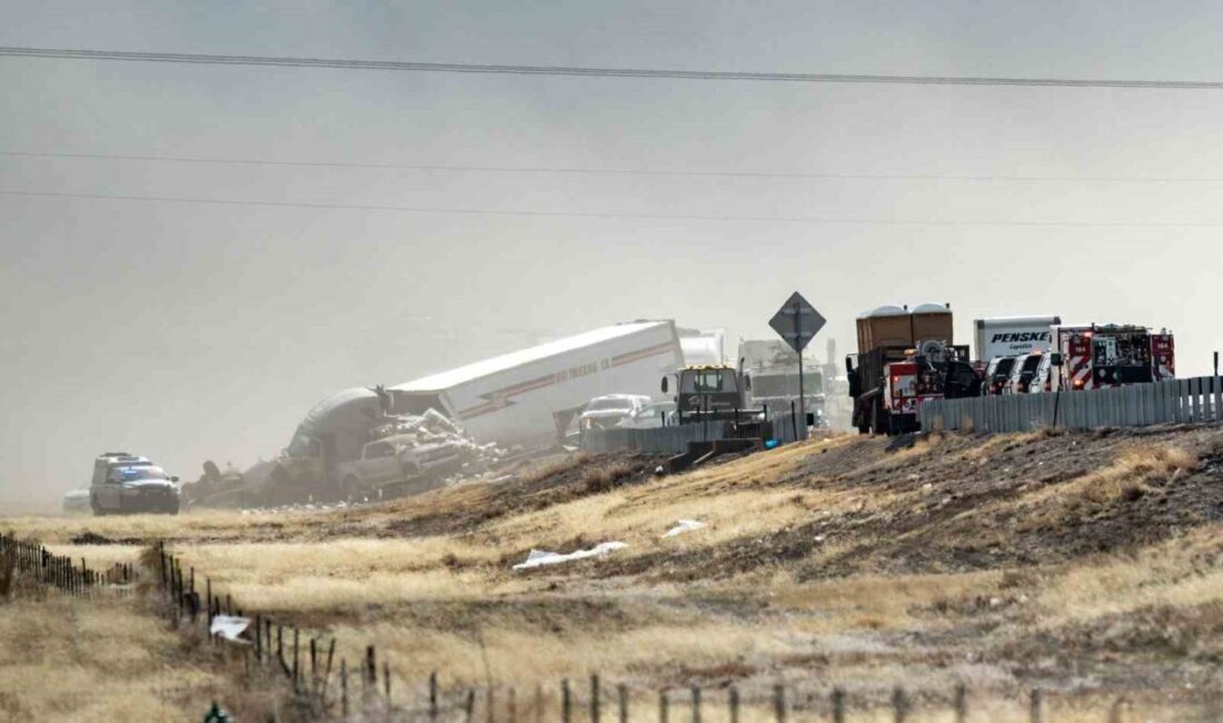 ABD’nin Colorado eyaletinde kum fırtınasının görüş mesafesini düşürmesi sonucu meydana