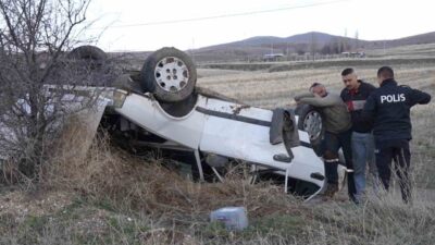 Kırıkkale’de takla atan otomobilin hurdaya döndüğü kazada 2 kişi yaralandı.