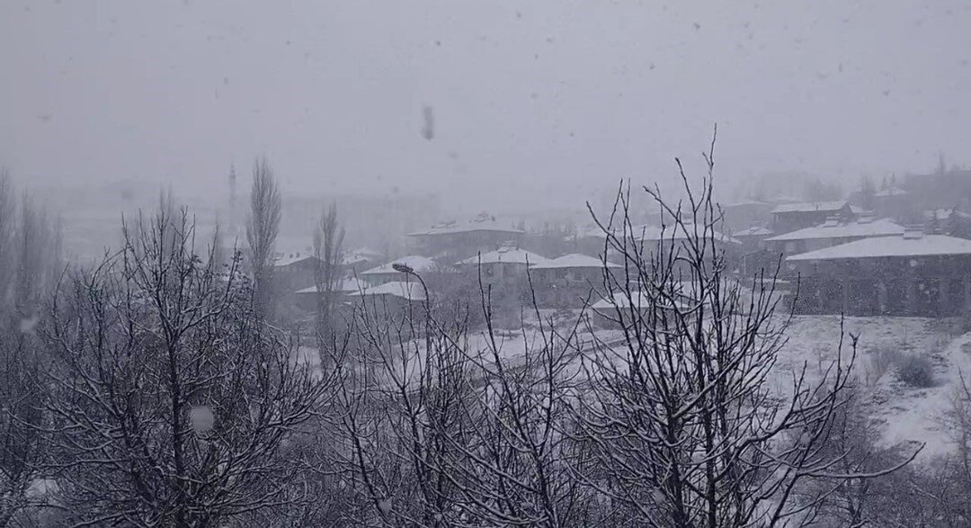 Adana’nın Tufanbeyli ilçesinde yağmurun ardından kar yağışı başladı. İlçede hava