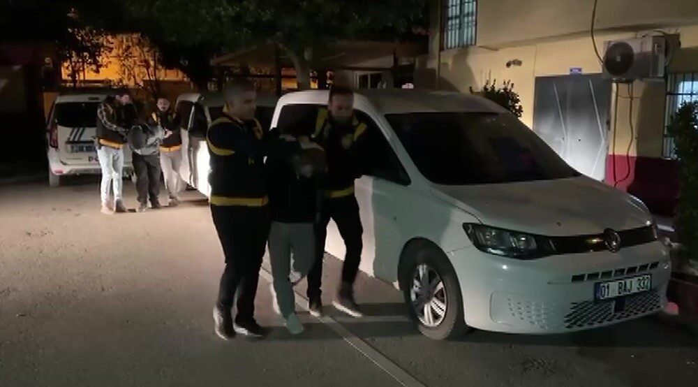 Adana’da aranan şahıslara yönelik yapılan operasyonda uyuşturucu ticareti, hırsızlık gibi