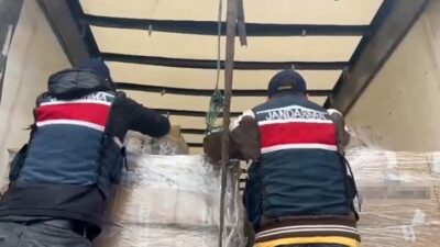 Adana’da jandarma tarafından yapılan operasyonda 3 bin litre sahte alkol