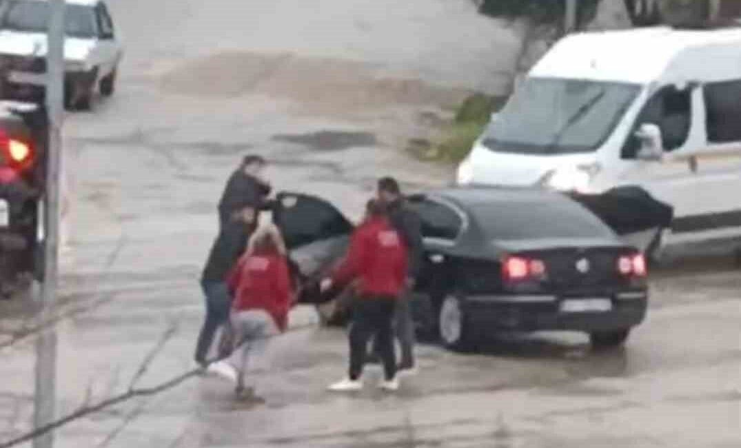 Adana’nın Kozan ilçesinde trafikte yaşanan kavgada bir kadının elindeki sopa