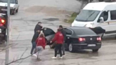 Adana’nın Kozan ilçesinde trafikte yaşanan kavgada bir kadının elindeki sopa