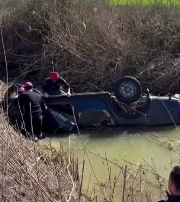 Adana’da kontrolden çıkarak dere yatağına devrilen kamyonet sürücü hayatını kaybetti.