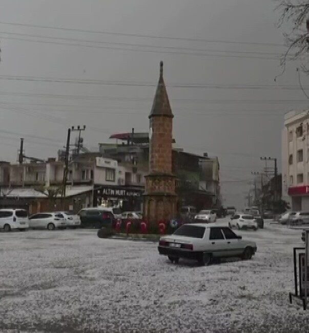 Adana’nın Karaisalı ilçesinde dolu yağışı etkili oldu. Meteorolojinin uyardığı yağışlı