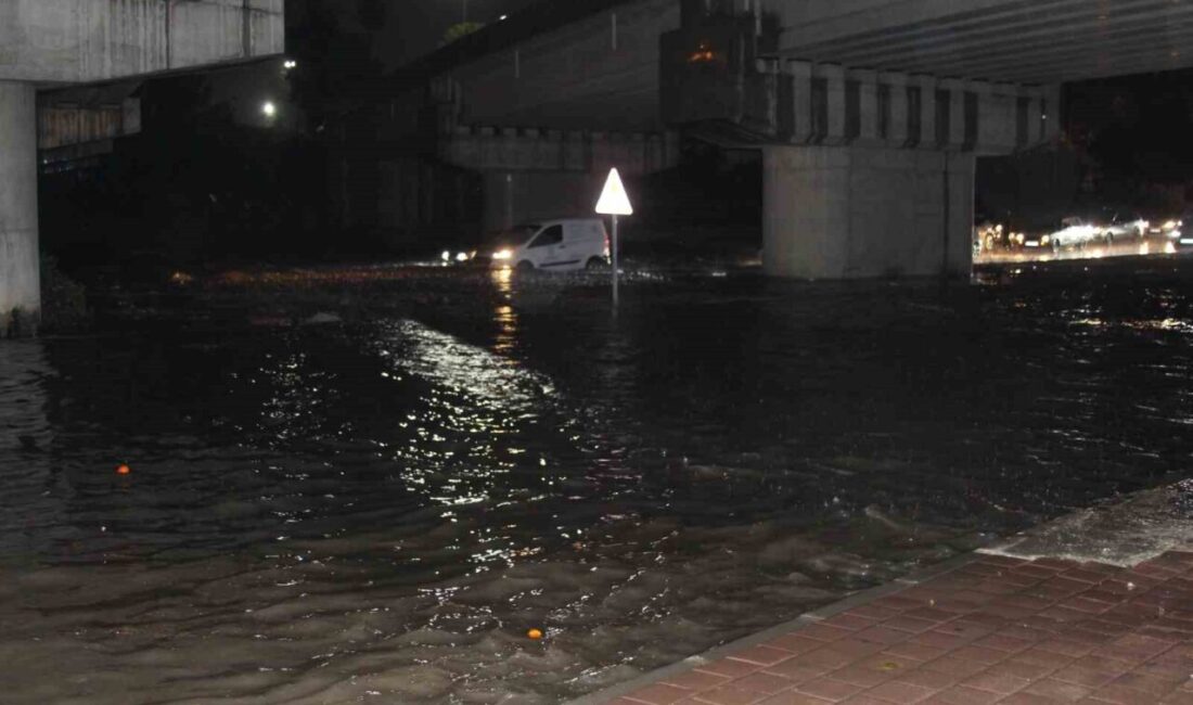 Adana’da gece başlayan sağanak yağış sebebiyle yollar adeta göle döndü.