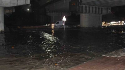 Adana’da gece başlayan sağanak yağış sebebiyle yollar adeta göle döndü.
