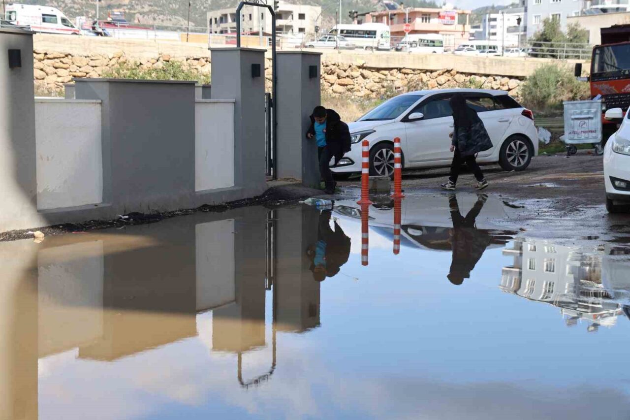 Adana’nın Kozan ilçesinde yaklaşık 10 gündür taşan rögarlar çevrede iğrenç