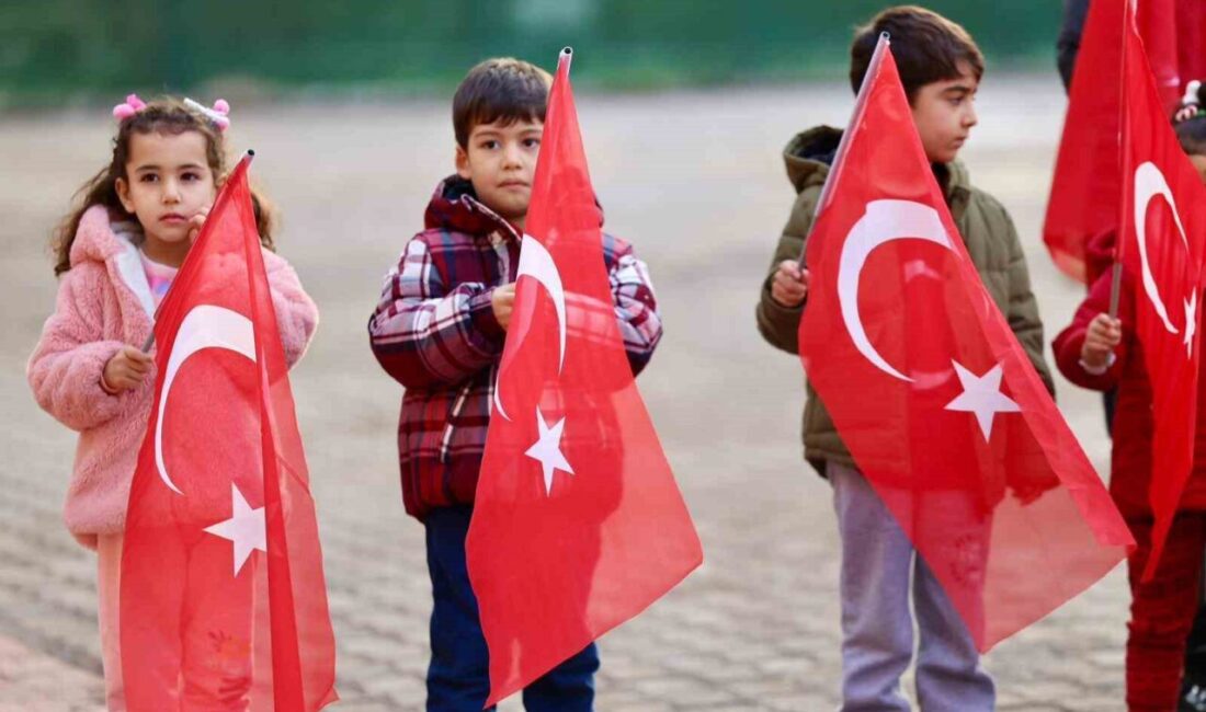 Adana’da öğretmen ve öğrenciler, okullara ellerinde Türk bayraklarıyla gitti, ilk