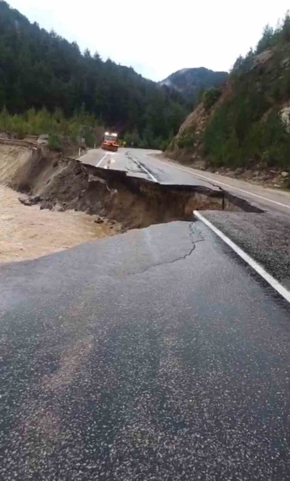 Adana’da iki gündür etkili olan sağanak yağış, Saimbeyli ilçesinde hayatı