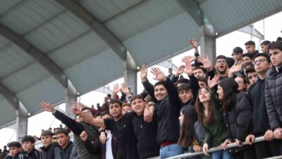 Adana’nın Kozan ilçesinde liseler arasında oynanan futbol karşılaşması çıkan olaylardan