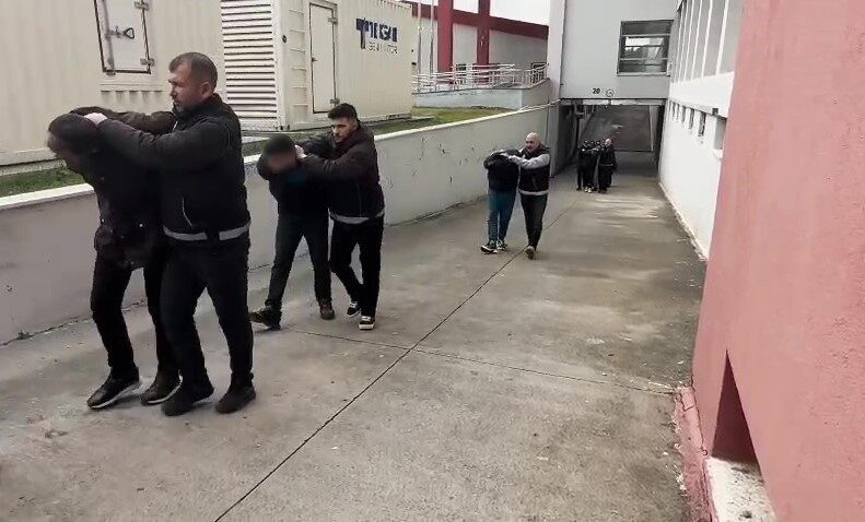 Adana’da düzenlenen uyuşturucu operasyonunda 27 kilogram bonzai yapımında kullanılan ham