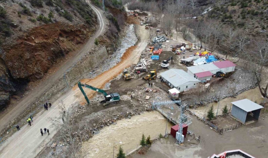 Adana’nın Saimbeyli ilçesinde sağanak yağışın ardından meydana gelen sel nedeniyle