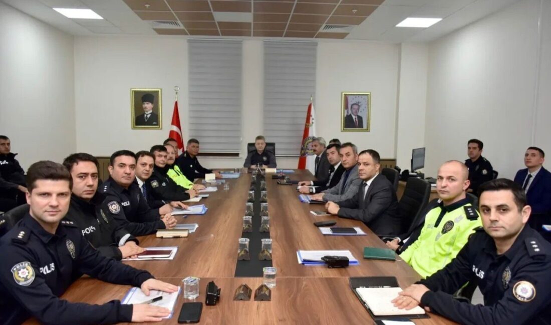 Adıyaman İl Emniyet Müdürlüğü’nde aylık değerlendirme toplantısı gerçekleştirildi. Toplantıya birim