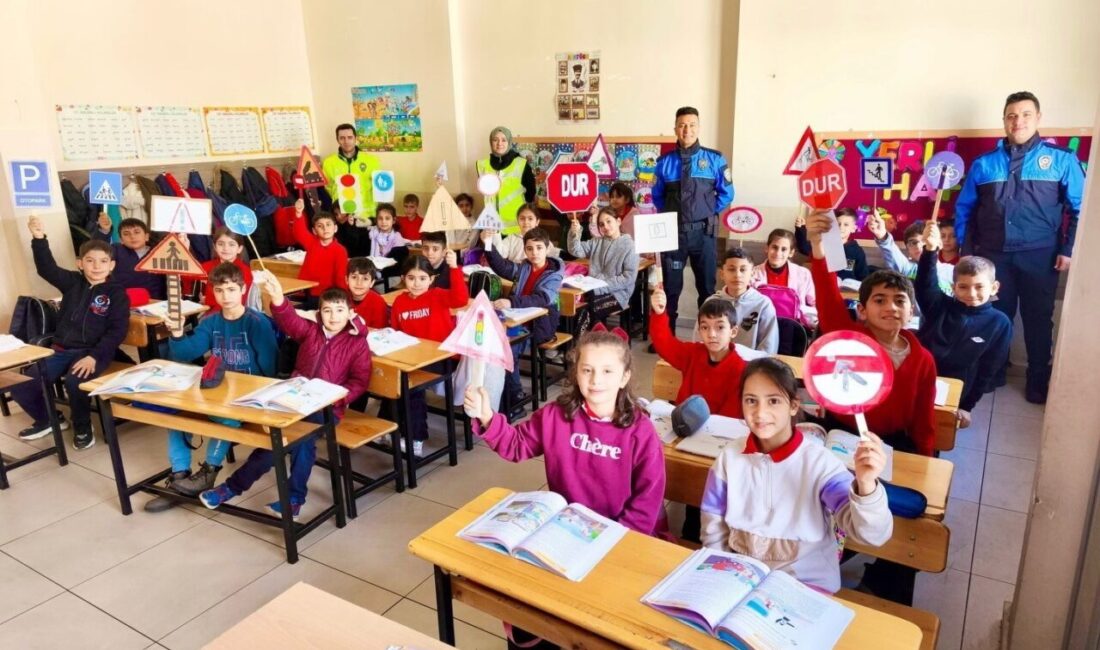 Adıyaman’ın Kahta İlçe Emniyet Müdürlüğü tarafından öğrencilere trafik eğitimi verildi.