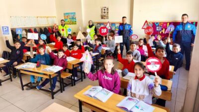 Adıyaman’ın Kahta İlçe Emniyet Müdürlüğü tarafından öğrencilere trafik eğitimi verildi.