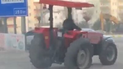 Adıyaman’ın Kahta ilçesinde patlayan lastiğini söken bir çiftçi, traktörüyle 3