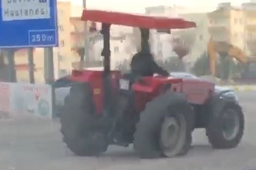 Adıyaman’ın Kahta ilçesinde patlayan lastiğini söken bir çiftçi, traktörüyle 3
