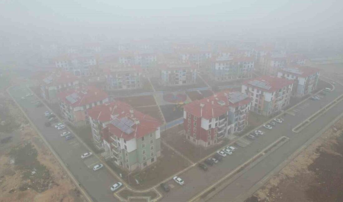 Adıyaman’da aniden bastıran sis kenti etkisi altına aldı. Gündüz saatlerinde
