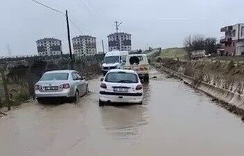Adıyaman’da yağışlardan dolayı yollar göle döndü. Adıyaman’da birkaç gündür etkili