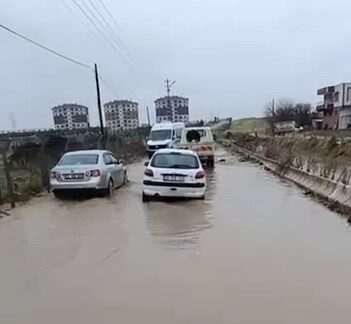 Adıyaman’da yağışlardan dolayı yollar göle döndü. Adıyaman’da birkaç gündür etkili