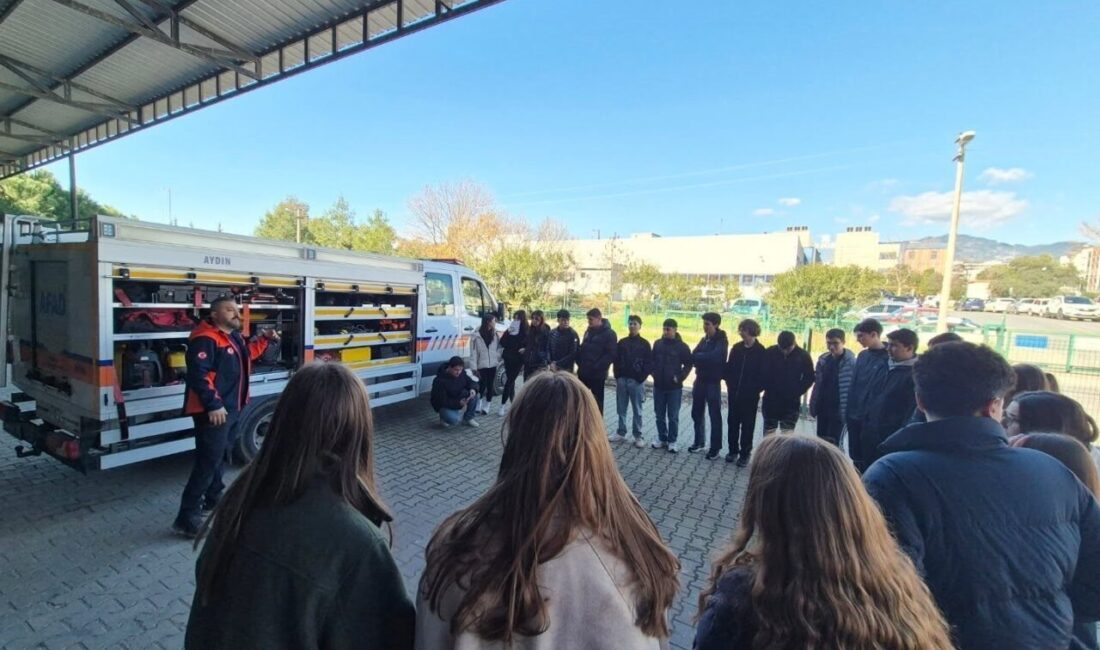 Aydın’ın Efeler ilçesindeki özel bir okulun 10. sınıf öğrencileri, AFAD