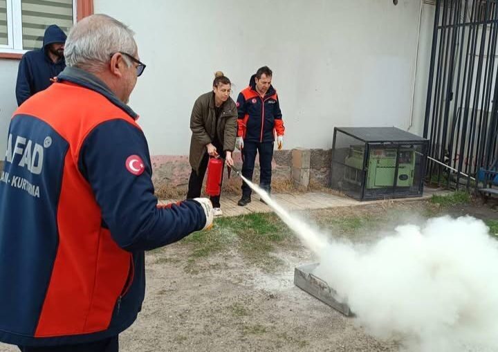Aksaray’da kurum ve kuruluşlara yönelik yangın eğitimi veren İl Afet