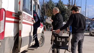 Bursa’nın İnegöl ilçesinde motorlu testere ile ağaç budayan yaşlı adam