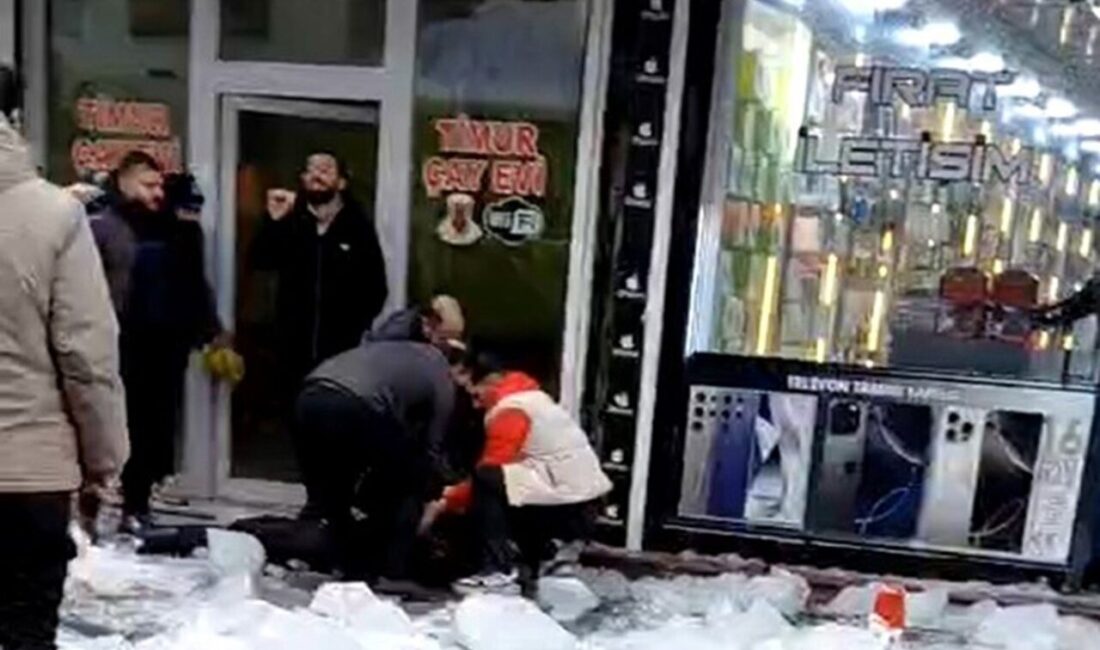 Ağrı’da beş katlı bir binanın çatısından düşen kar ve buz
