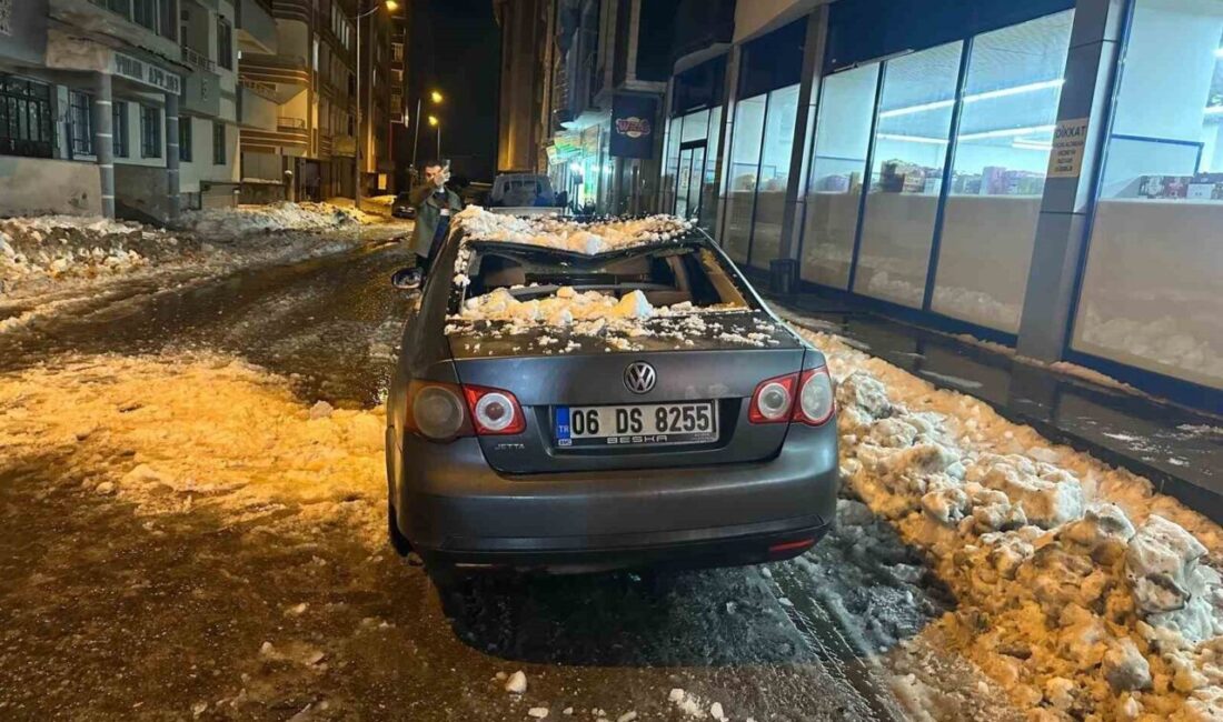Ağrı’nın Fırat Mahallesi’nde çatıdan düşen kar ve buz kütlesi, seyir