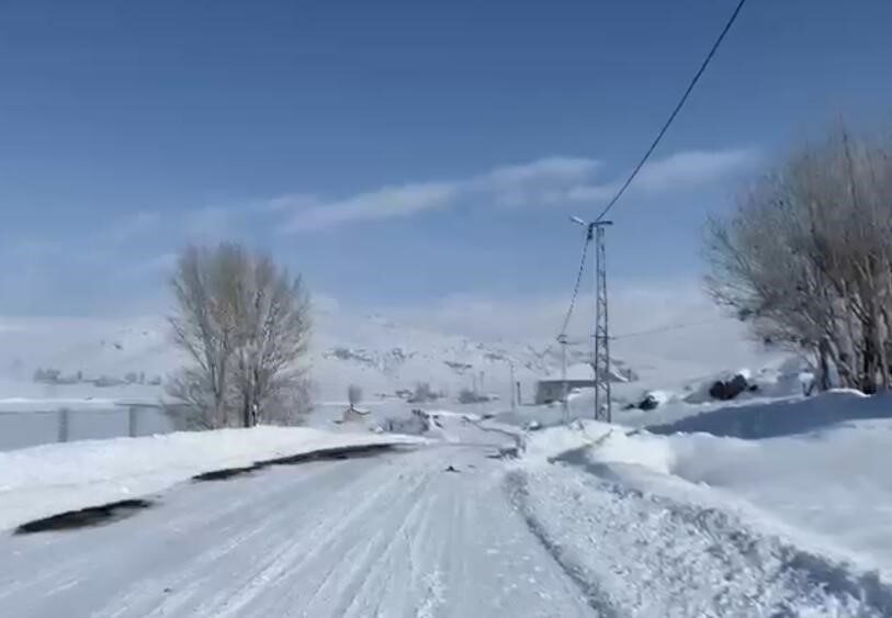 Ağrı’da gece başlayan kar yağışı, kent merkezinden ilçelere kadar hayatı