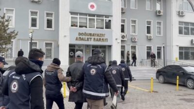 Ağrı’da göçmen kaçakçılığıyla mücadele kapsamında düzenlenen operasyonlarda 5 şüpheli yakalandı.