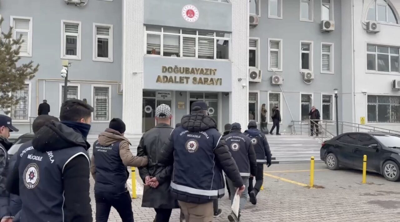 Ağrı’da göçmen kaçakçılığıyla mücadele kapsamında düzenlenen operasyonlarda 5 şüpheli yakalandı.