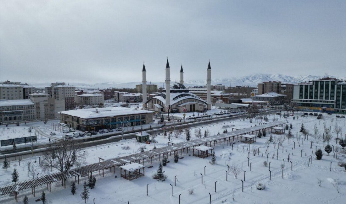 Ağrı’da hava sıcaklıklarının artmasıyla birlikte kent genelinde buzlanmalar çözülmeye başladı.