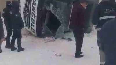 Ağrı’nın Patnos ilçesinde buzlanma nedeniyle kontrolden çıkan yolcu otobüsünün devrilmesi