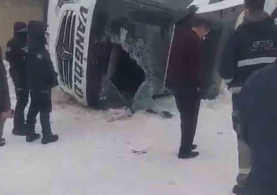 Ağrı’nın Patnos ilçesinde buzlanma nedeniyle kontrolden çıkan yolcu otobüsünün devrilmesi